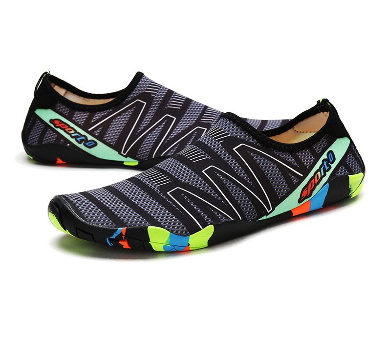 حذاء السباحة